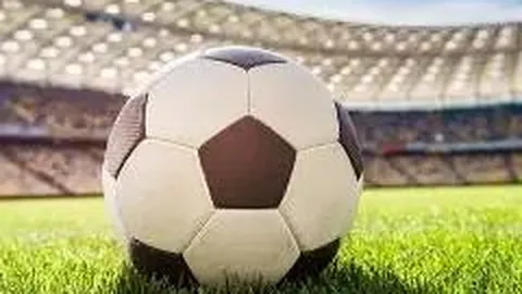 杰伦-格林半场数据低迷：三分线外7投2中，得分12分，篮板与助攻均为2次。